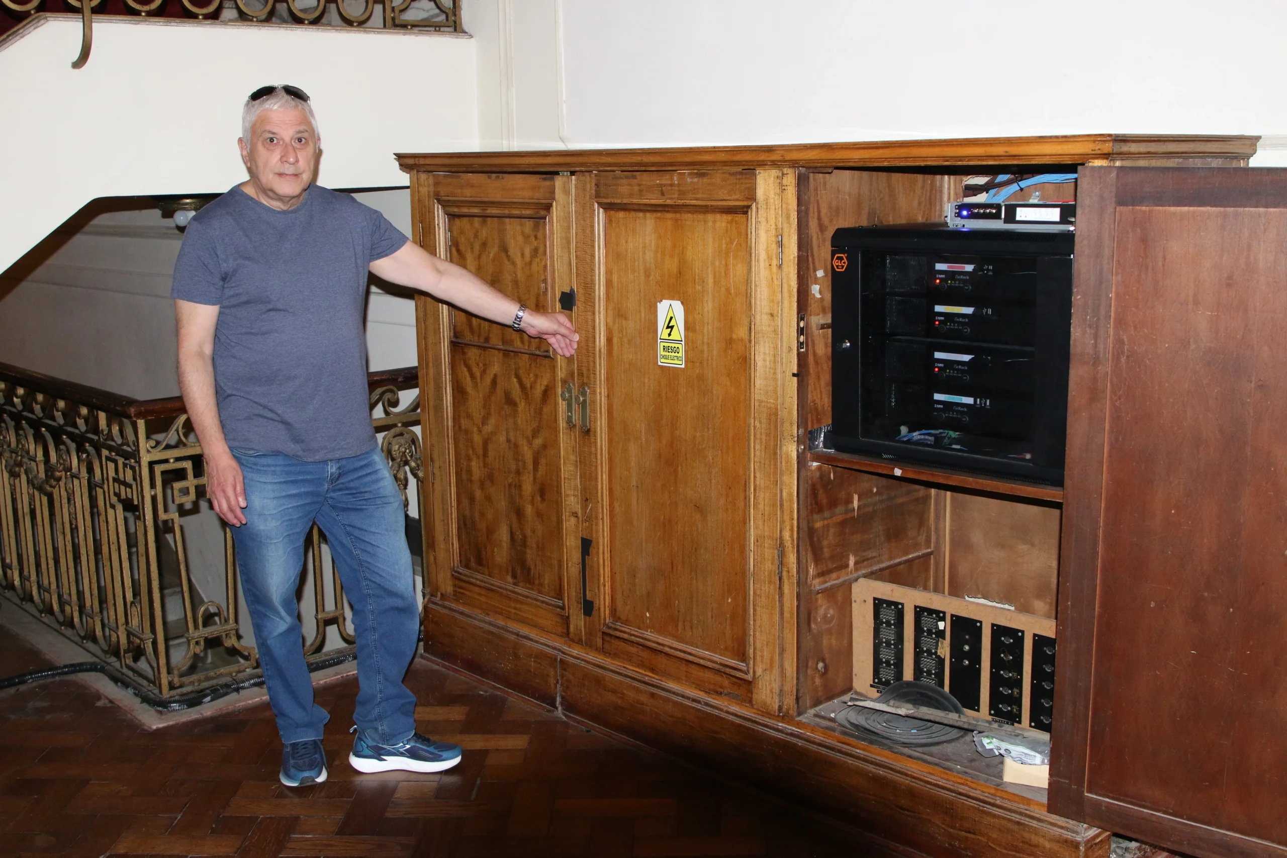 Primer plano detallado de la arquitectura interna de un panel de control de iluminación industrial SmartGlow, con módulos de atenuación CADI y RG1000R de carcasa roja instalados en un raíl DIN, terminales de conexión y cableado intrincado.