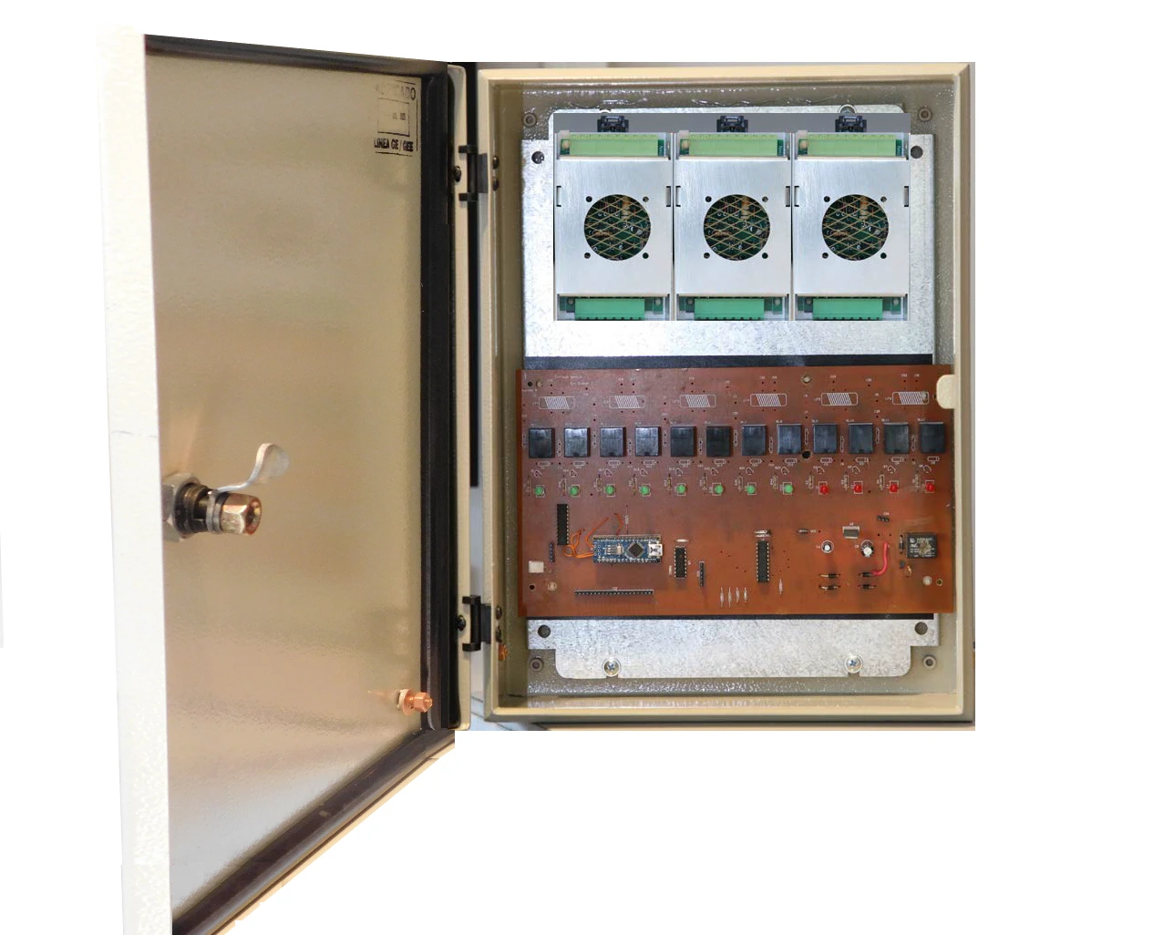 Tablet con interfaz de software SmartGlow controlando módulos de hardware para eficiencia energética y gestión de iluminación industrial.