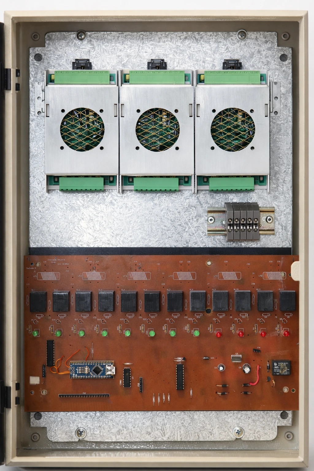 Tablero eléctrico industrial abierto junto a tablet de control SmartGlow en entorno operativo.