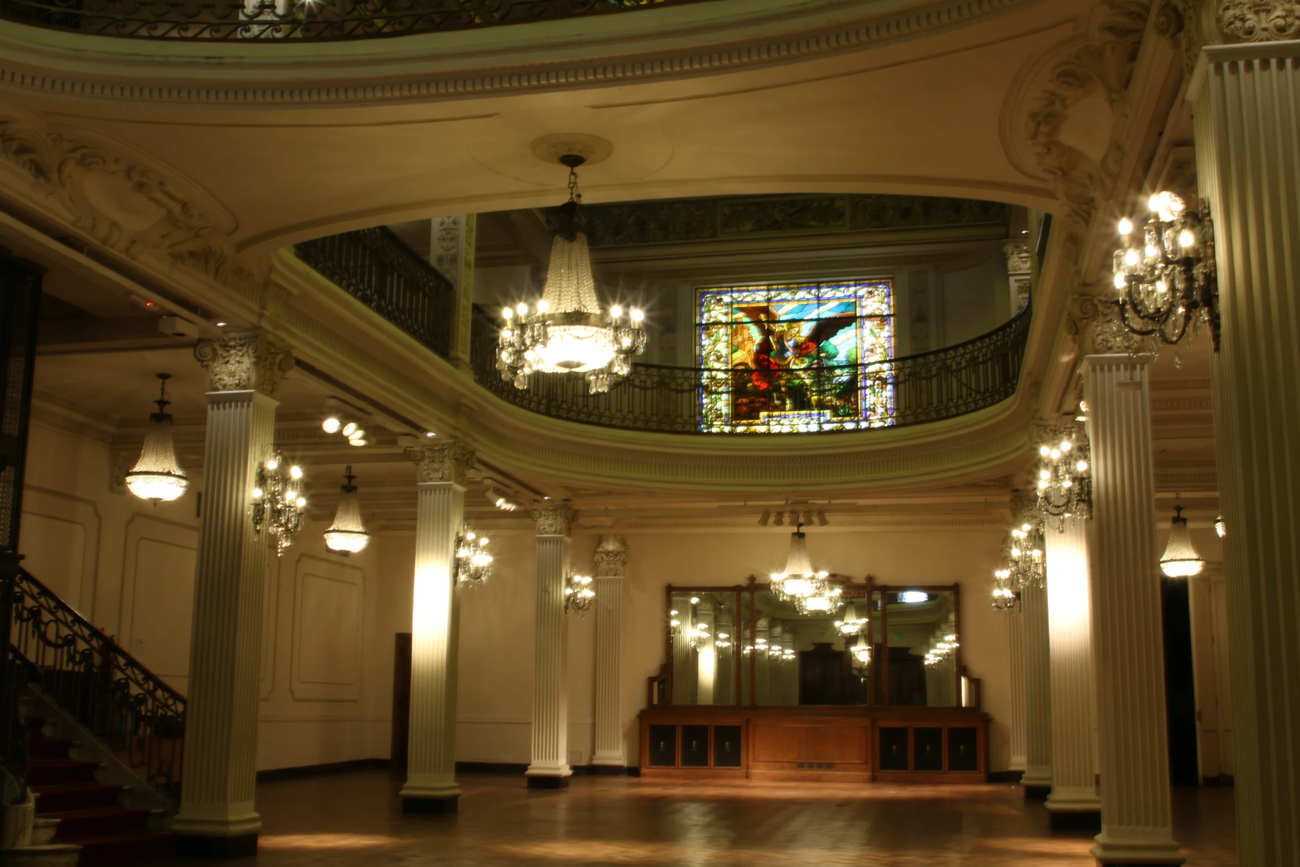Control de iluminación inteligente SmartGlow en el salón principal del Palacio San Miguel, Buenos Aires.