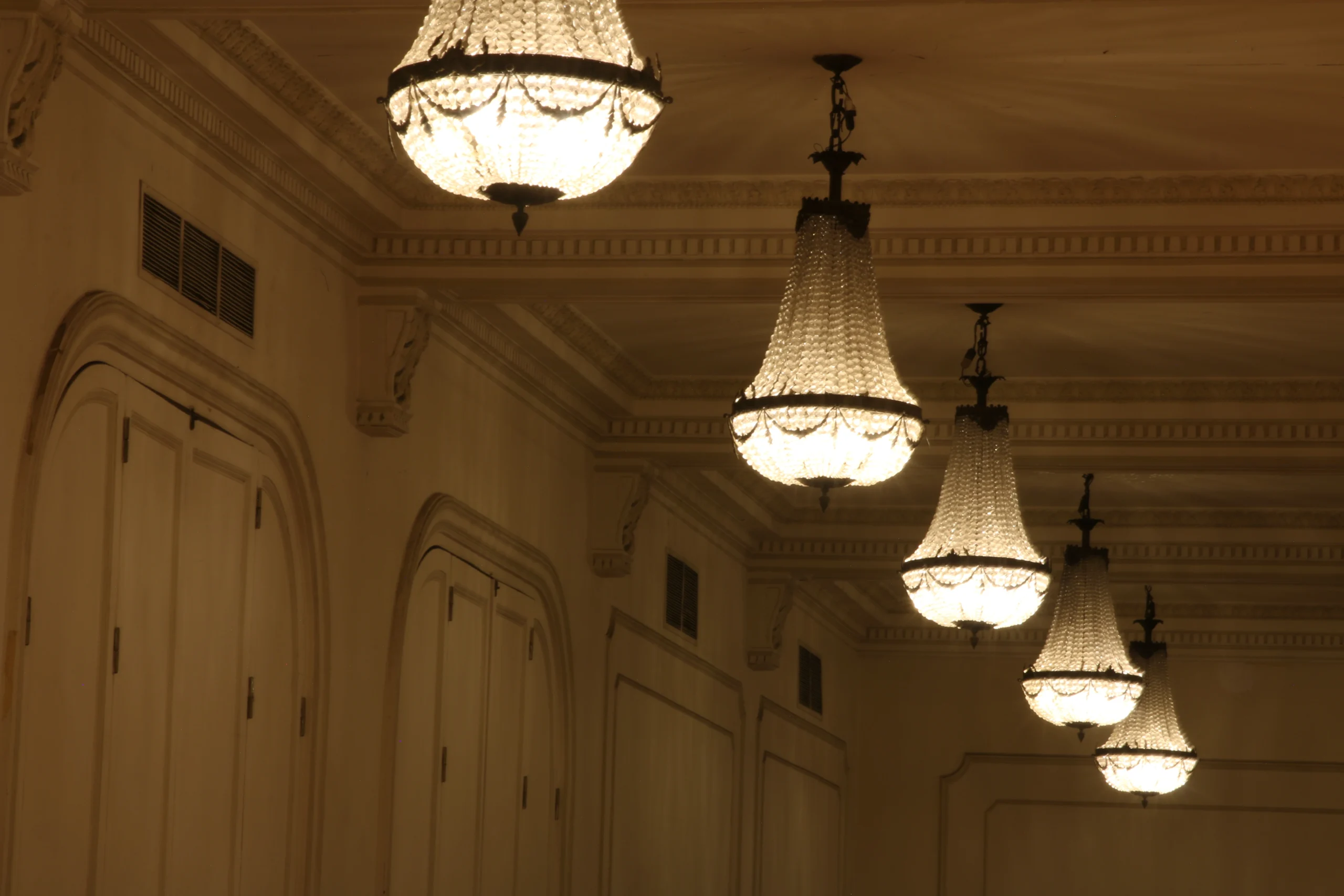 Dimerización suave y tecnología zero-flicker de SmartGlow aplicada en luminarias de alto porte.