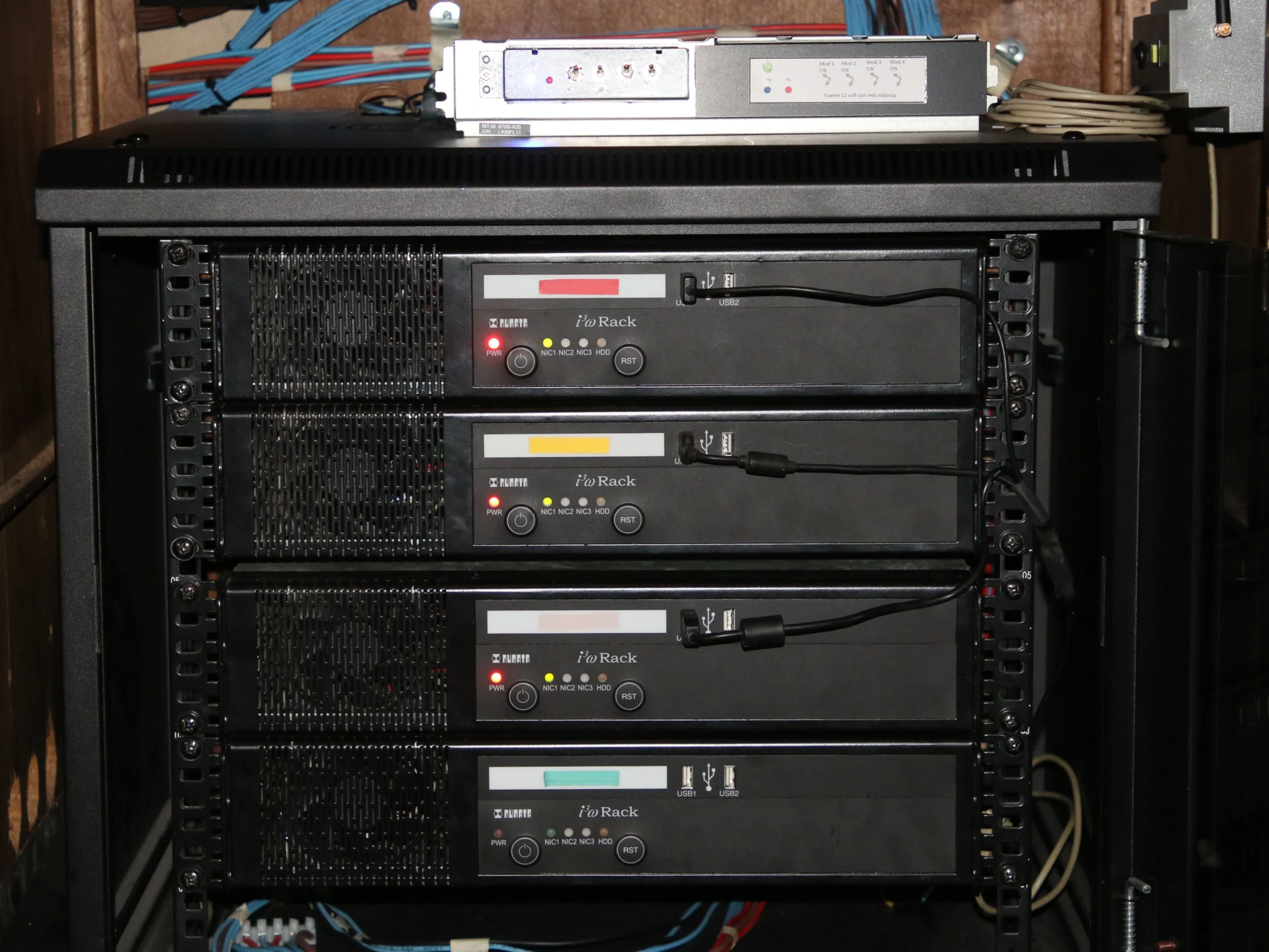 Instalación de rack de potencia RG1000R y sistema de gestión CADI de SmartGlow en gabinete técnico.