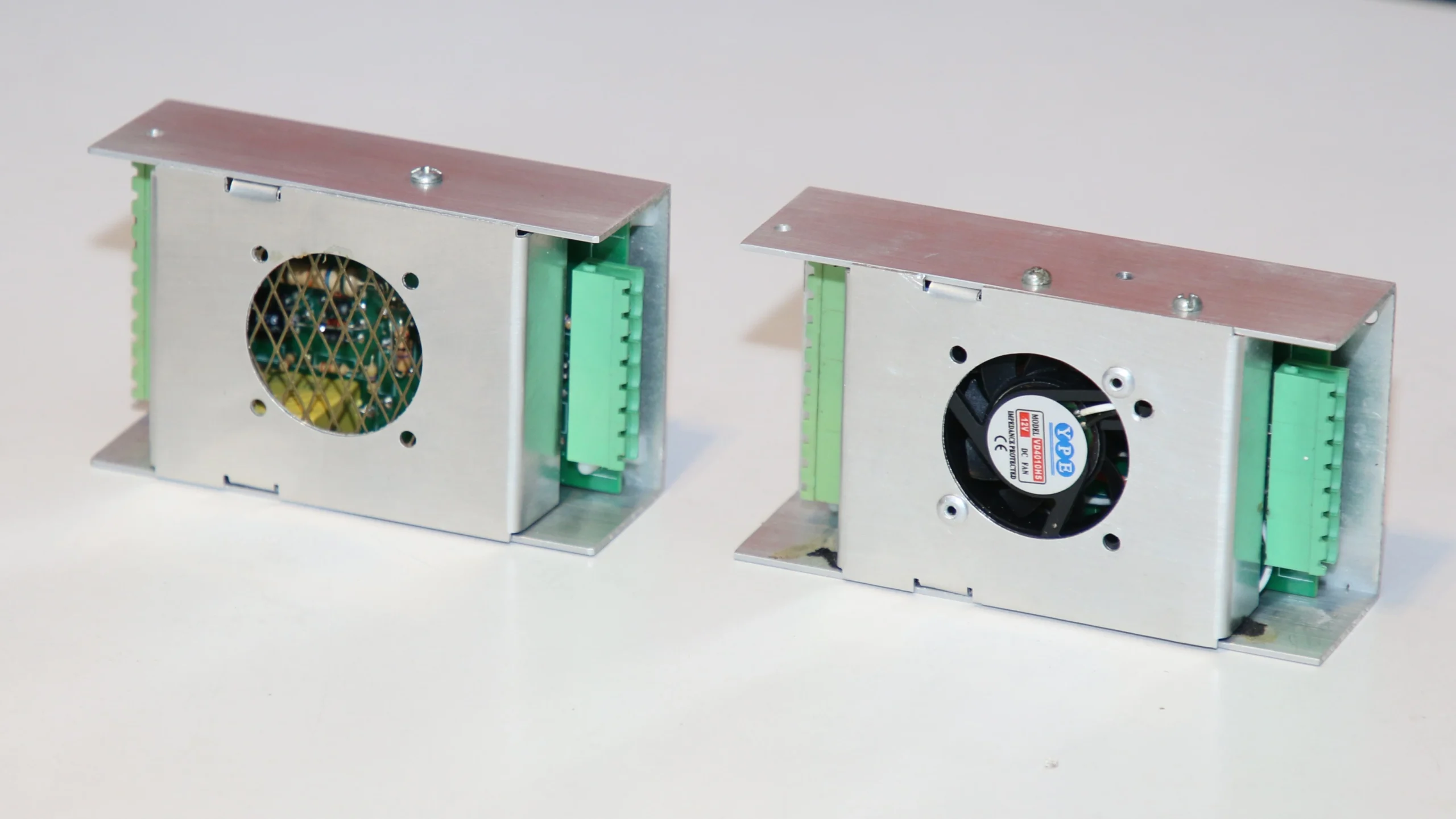 Tablet con interfaz de software SmartGlow controlando módulos de hardware para eficiencia energética y gestión de iluminación industrial.