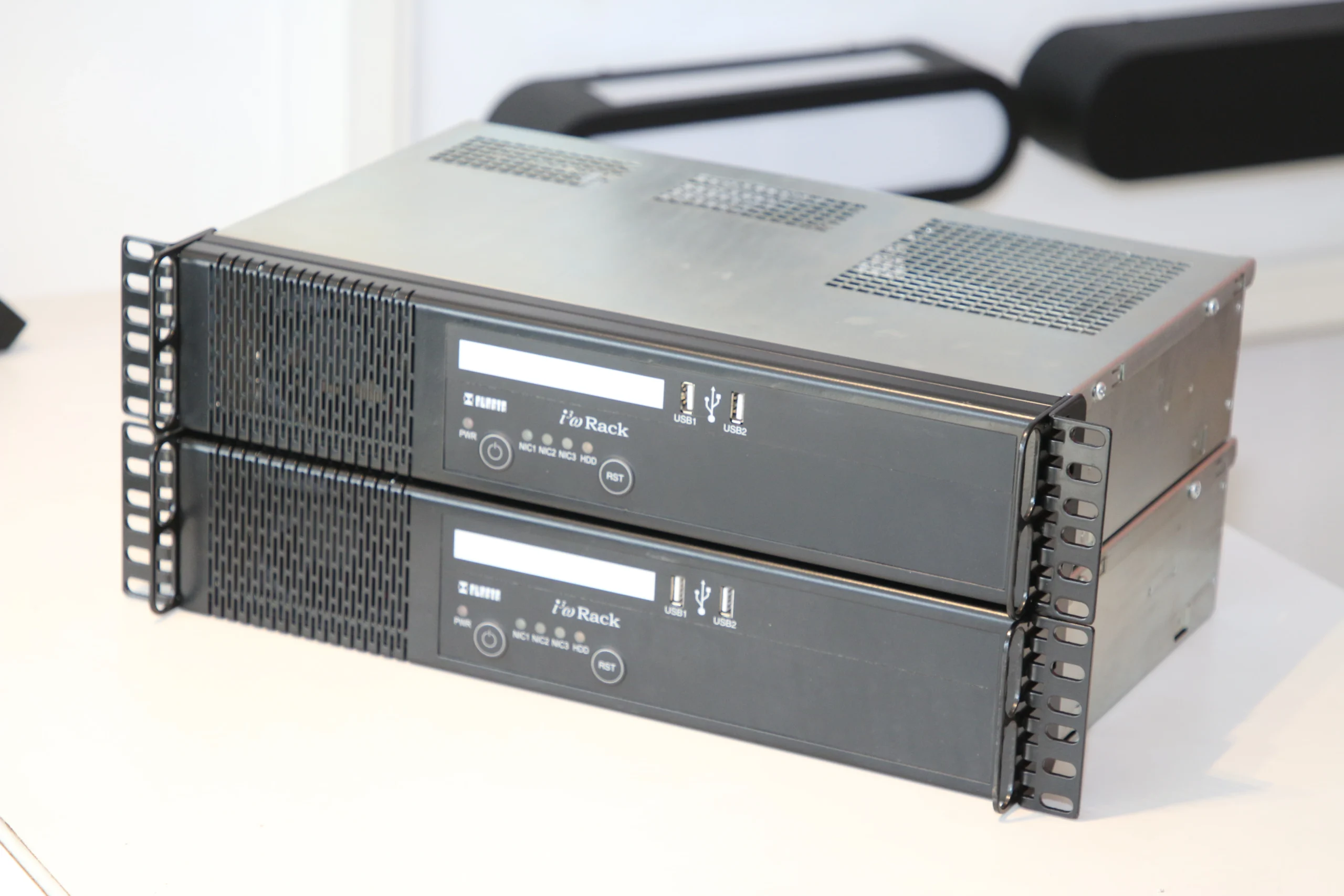 Tablet con interfaz de software SmartGlow controlando módulos de hardware para eficiencia energética y gestión de iluminación industrial.